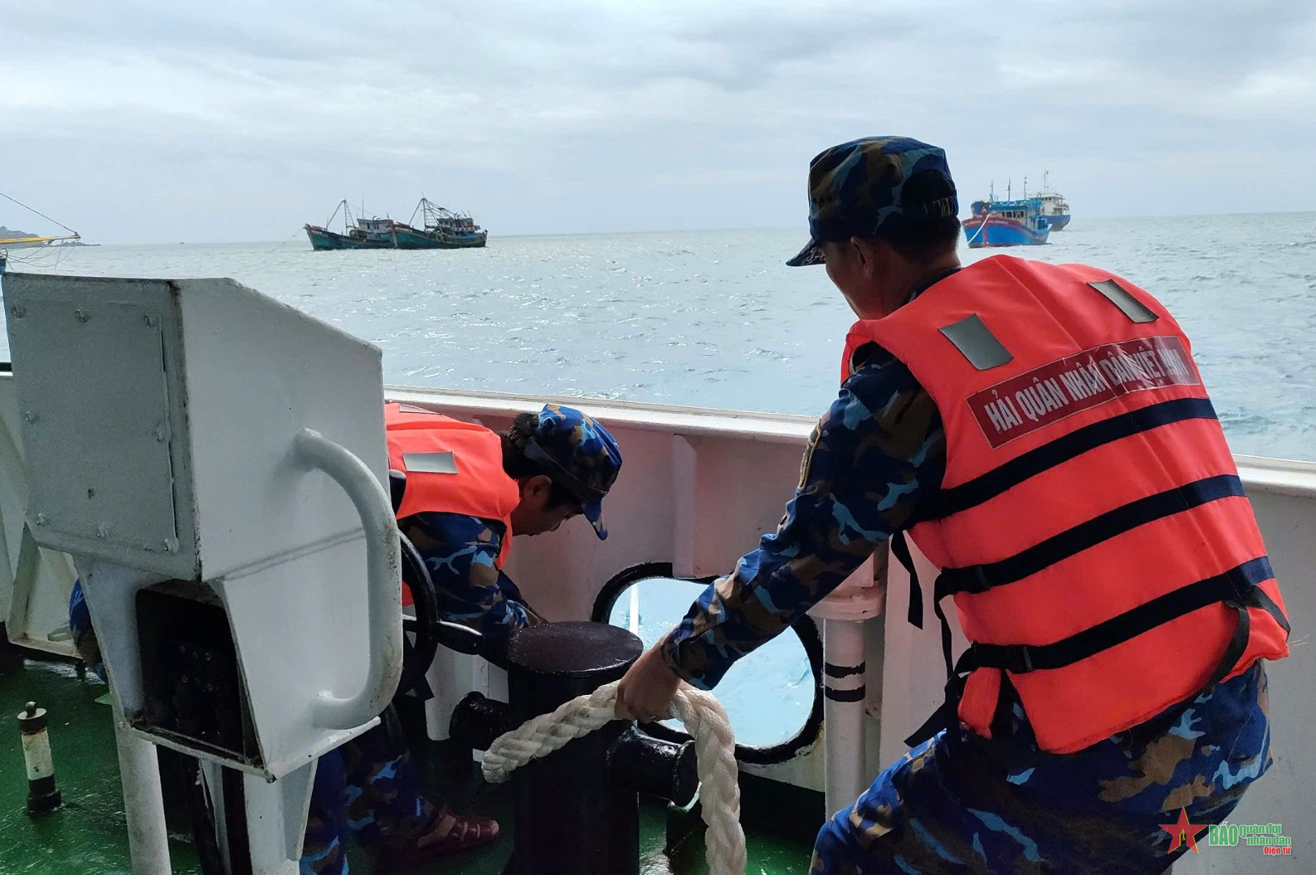 Tàu 417 lai kéo tàu cá bị hỏng máy gần đảo Phú Quý